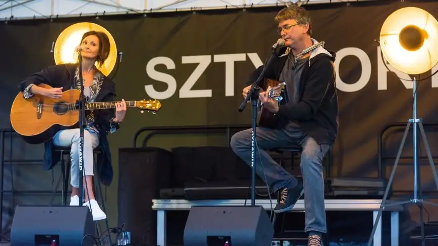 Dominika Żukowska i Andrzej Korycki na scenie portu w Sztynorcie 