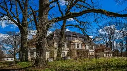Niesamowity zabytek w Bęsi. Mazurski pałac na który rzucono klątwę