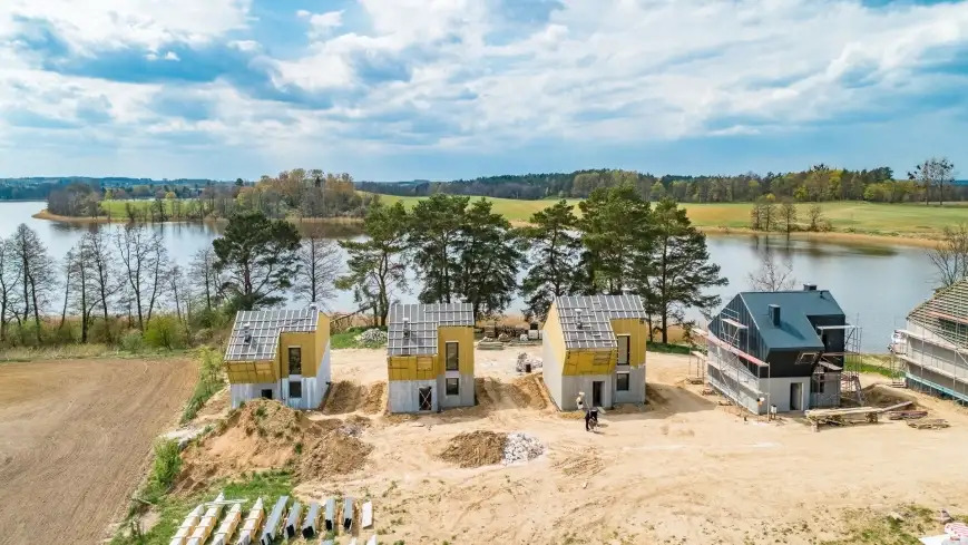 Port Ruda, domy linią brzegową nad jeziorem Wojnowo