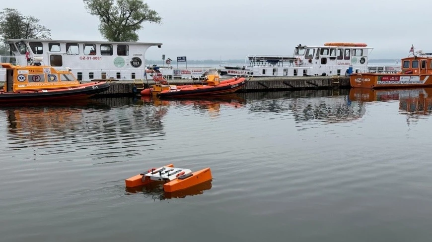 Specjalistyczny dron będzie monitorował stan czystości wód mazurskich jezior
