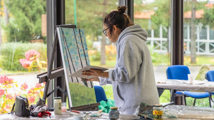 Kolory sztuki w Resorcie Niegocin – trwa międzynarodowy plener malarski w Wilkasach