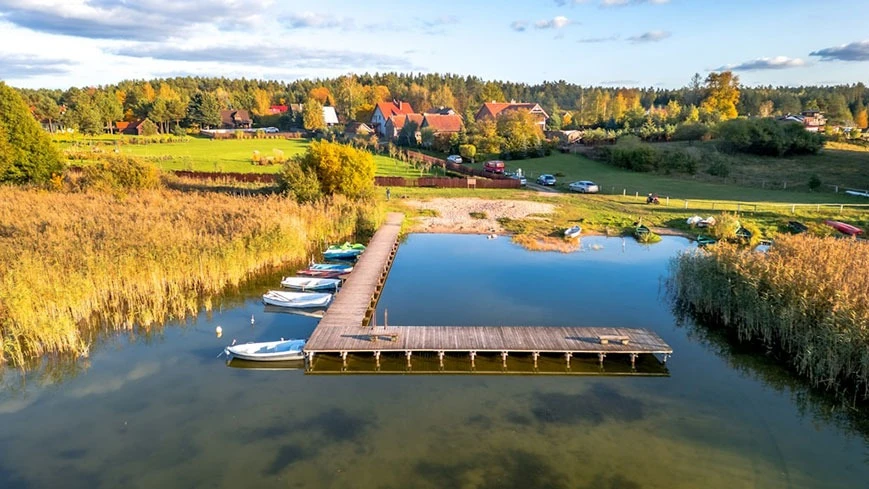 Mazury poza sezonem — kiedy naprawdę warto przyjechać i co Cię czeka w każdym miesiącu