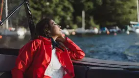 Rejs jachtem z historią w tle. Dlaczego na wodę lepiej zabrać Audiotekę niż klasyczne książki?