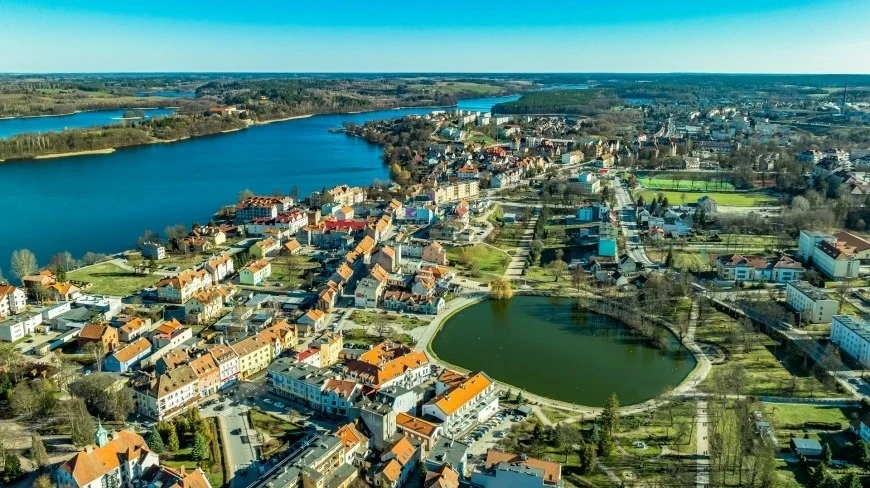 Słowo, muzyka i dziennikarskie kulisy. Wyjątkowy wieczór z Krzysztofem Kozłowskim w Mrągowie