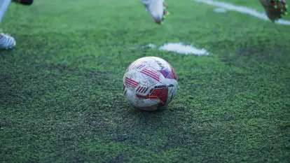 Dlaczego w piłce nożnej tak ważne jest odpowiednie czytanie gry?