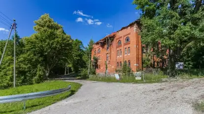 Zapomniany zabytek na Mazurach. Dlaczego warto zboczyć z trasy do Żywek? 