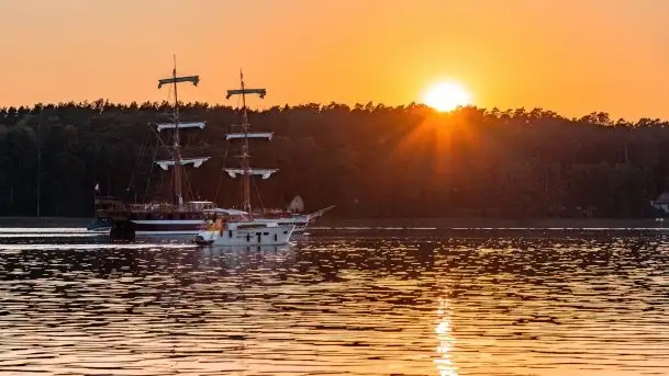 Zachód słońca nad jeziorem Mikołajskim z Chopinem w tle