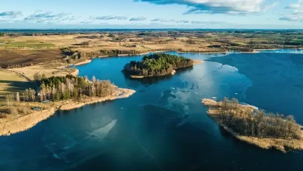 Zimowa sceneria nad plażą przy jeziorze Szóstak