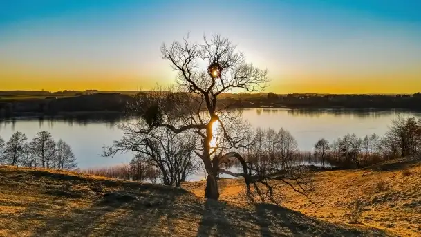 Zachód słońca nad grodziskiem Święta Góra i jeziorem Wojnowo, luty 2022 r.