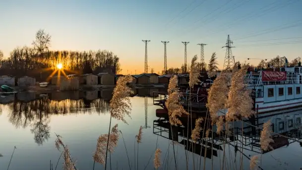 Garażowy zachód nad rzeką Pisa w Piszu