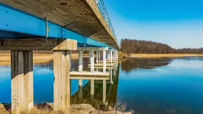 Słonecznie i zimowo przy moście Sztynorckim