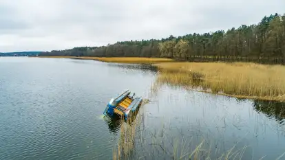 Houseboat przewrócił się i osiadł na dnie, Niegocin, kwiecień 2023