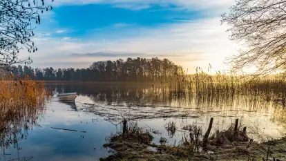 Wschód słońca nad jeziorem Wydmińskim, luty 2024 r.