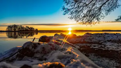 Wschód słońca nad jeziorem Święcajty w Kolonii Rybackiej