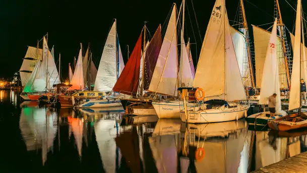 XXVI Zlot Klubu Jacht Oldtimer - nocne podniesienie żagli 2025