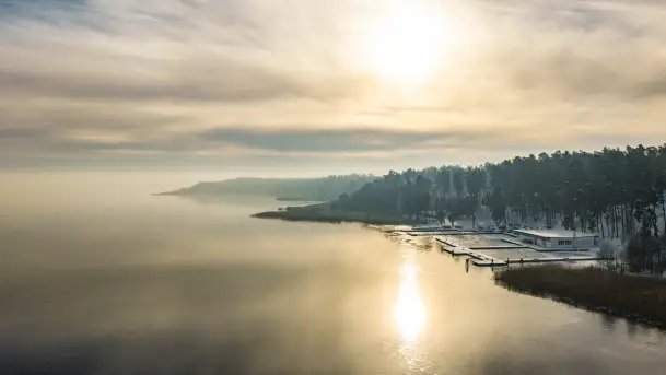 Niegocin skuty lodem w okowach zimowych mgieł, styczeń 2026 