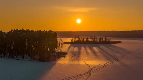 Zachód słońca nad jeziorem Nidzkim, Ruciane Nida z drona, styczeń 2026 r. 