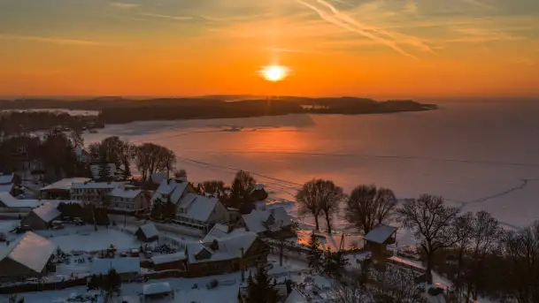 Zachód słońca nad jeziorem Śniardwy z drona, styczeń 2026 r.