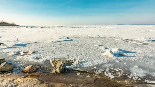 Marina Śniardwy i największe polskie jezioro w zimowej scenerii, styczeń 2026 r. - zdjęcie 2