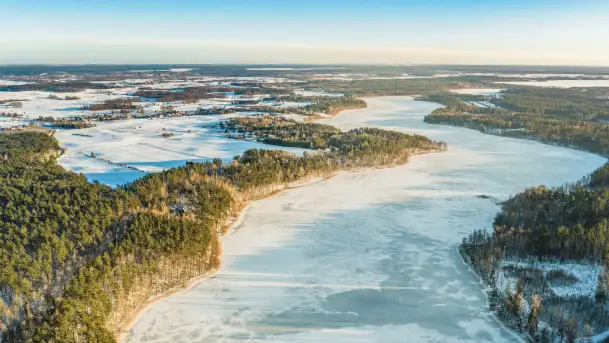 Zimowy wieczór nad jeziorem Tyrkło z drona, luty 2026 r.