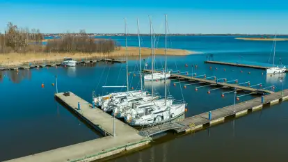 Port PTTK Wilkasy i pierwsze jachty na wodzie, kwiecień 2026 r.