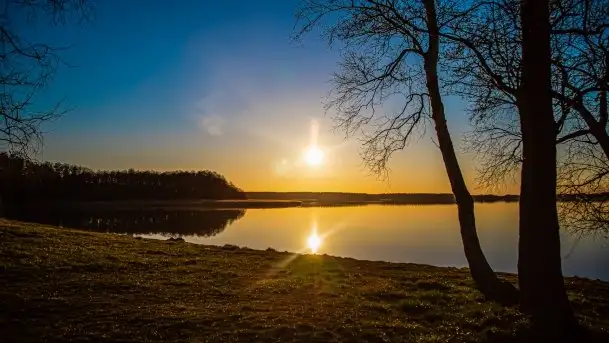 Pierkunowo i jezioro Kisajno w kwietniowym słońcu