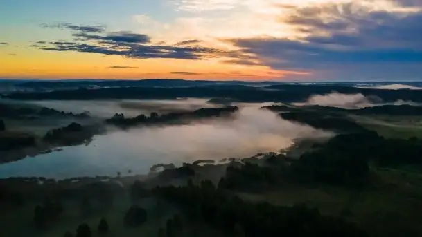 Wschód słońca nad jeziorem Pozezdrze