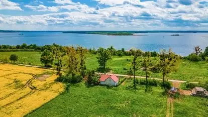 Domek wśród pól - zdjęcie 1