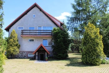 Dom na spokojnym osiedlu w Piszu blisko jeziora Mazury - zdjęcie 1