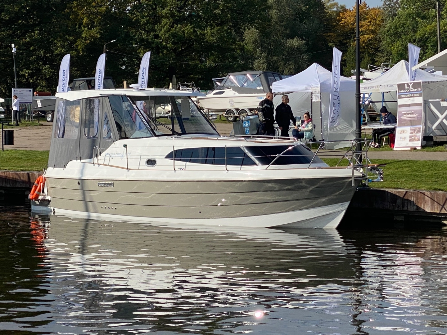 Pakiet 4 jachtów: Maxus 28, Maxus 33.1 RS, Houseboat Navigator 999- 2 sztuki
