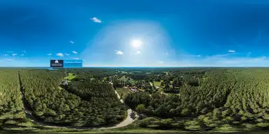 Karwica z lotu ptaka i inwestycja Zapach Lasu, ujęcie z góry