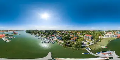 Południowy brzeg jeziora Mikołajskiego w Mikołajkach