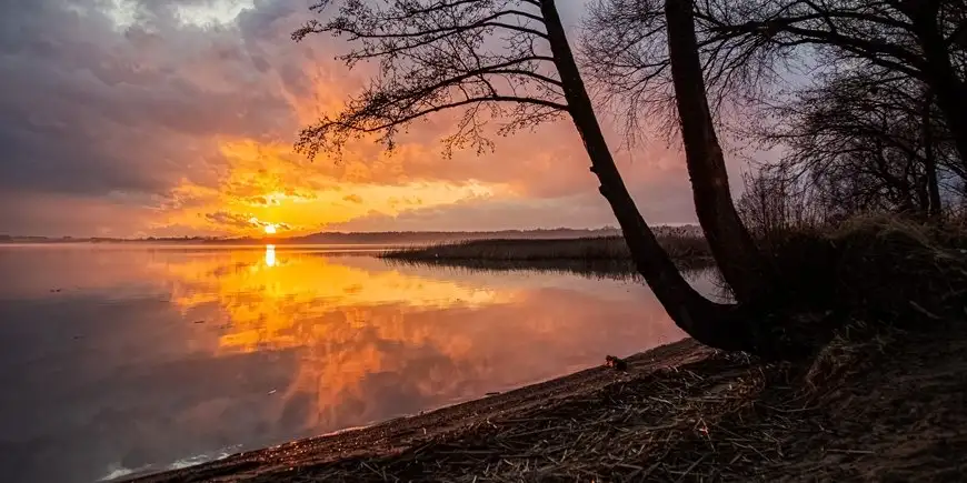 Ten piękny zachód słońca uwidoczniono blisko Giżycka na jeziorze...